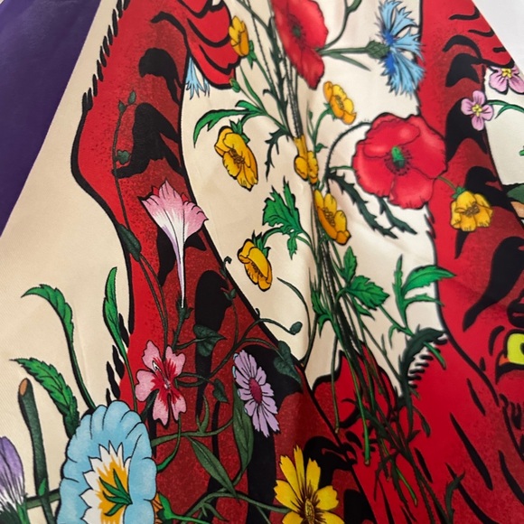GUCCI FLORA PRINT SILK SCARF - Picture 9 of 12